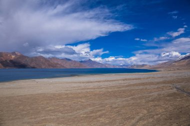 Pangong gölü 134 km uzunluğundadır ve Hindistan 'dan Çin' e kadar uzanır. Gölün uzunluğunun yaklaşık% 60 'ı Çin' de bulunuyor..