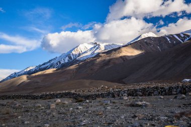 Sabahın erken saatlerinde güneş ışınları Pangong Tso 'daki sıradağların gölgesinde kalıyordu..
