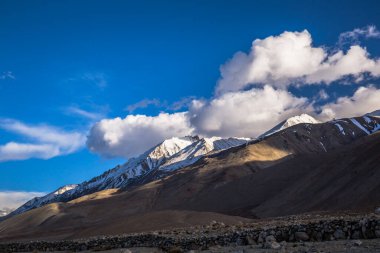 Sabahın erken saatlerinde güneş ışınları Pangong Tso 'daki sıradağların gölgesinde kalıyordu..