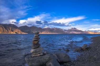 Pangong gölü 134 km uzunluğundadır ve Hindistan 'dan Çin' e kadar uzanır. Gölün uzunluğunun yaklaşık% 60 'ı Çin' de bulunuyor..