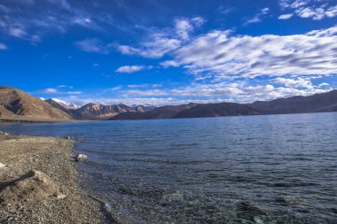 Pangong gölü 134 km uzunluğundadır ve Hindistan 'dan Çin' e kadar uzanır. Gölün uzunluğunun yaklaşık% 60 'ı Çin' de bulunuyor..