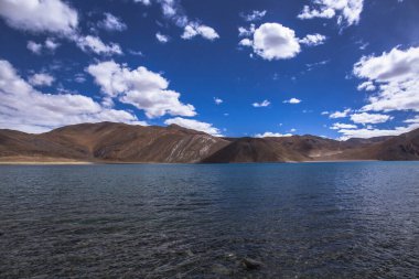 Pangong gölü 134 km uzunluğundadır ve Hindistan 'dan Çin' e kadar uzanır. Gölün uzunluğunun yaklaşık% 60 'ı Çin' de bulunuyor..