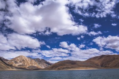 Pangong gölü 134 km uzunluğundadır ve Hindistan 'dan Çin' e kadar uzanır. Gölün uzunluğunun yaklaşık% 60 'ı Çin' de bulunuyor..