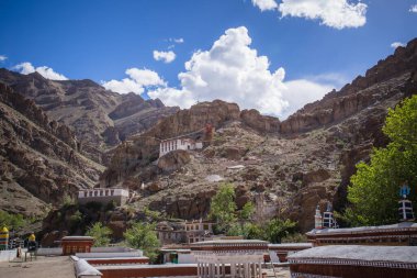 Hemis Manastırı 1672 yılında Ladakhi kralı Sengge Namgyal tarafından inşa edilmiş bir Tibet Budist manastırıdır..