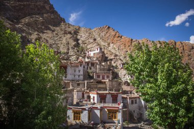 Hemis Manastırı 1672 yılında Ladakhi kralı Sengge Namgyal tarafından inşa edilmiş bir Tibet Budist manastırıdır..