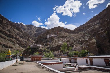Hemis Manastırı 1672 yılında Ladakhi kralı Sengge Namgyal tarafından inşa edilmiş bir Tibet Budist manastırıdır..