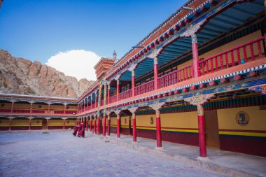 Hemis Manastırı 1672 yılında Ladakhi kralı Sengge Namgyal tarafından inşa edilmiş bir Tibet Budist manastırıdır..