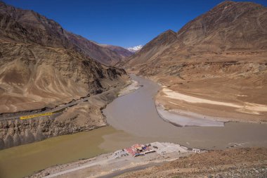 Zanskar ve Indus nehirlerinin birleştiği yer. Çamurlu sular Zanskar iken yeşil sular İndus 'tur..