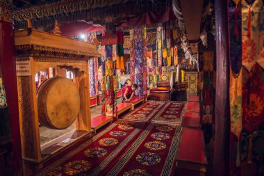 Ladakh, Hindistan - 24 Haziran 2019: Lamayuru Manastırı, ana ibadet salonu