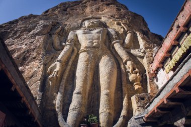 Mulbekh Manastırı iki gompası ve Maitreya Buddha 'nın dokuz metre yüksekliğindeki heykeli ile ünlüdür. Eski ticaret yoluna ve günümüzün otoyoluna bakan kaya yüzeyine oyulmuştur..