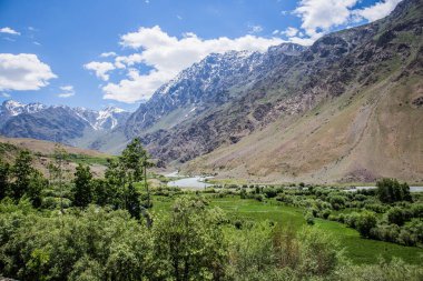 Hindistan 'ın Jammu ve Kashmir eyaletindeki güzel dağ manzarası.