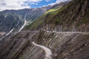 Zoji La pass, Sonamarg 'a 9 km uzaklıkta ve Ladakh ile Kashmir arasında önemli bir bağlantı. Bu pas, Srinagar-Leh Ulusal Otoyolu 'ndaki Fotu La' dan sonraki en yüksek ikinci pas olarak kabul edilir..