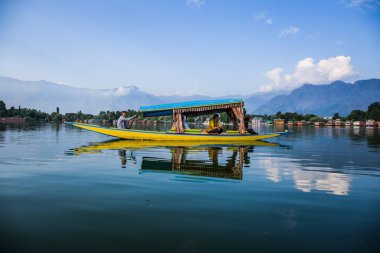 Shikara, Kashmir 'in kültürel sembolü olan kürek çeken küçük bir taksi teknesidir ve sadece Dal Gölü' ndeki ziyaretçileri taşımak için kullanılmaz.