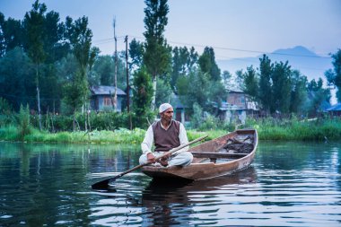 Srinagar, Jammu ve Kashmir, Hindistan, 26 Haziran 2019: Dal Gölü 'nde Yaşam Tarzı, Ulaşım için' Shikara 'küçük teknesini kullanan insanlar