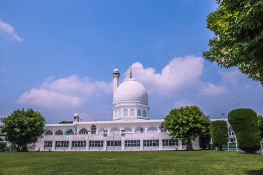 Srinagar, Hindistan, 27 Haziran 2019: Hazretbal camisi Srinagar 'da, Dal Gölü' nün batı kıyısında yer almaktadır..