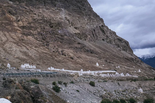 Linhas Stupa Branco Situado Longo Lado Rio Shyok Hunder Leh — Fotografia de Stock