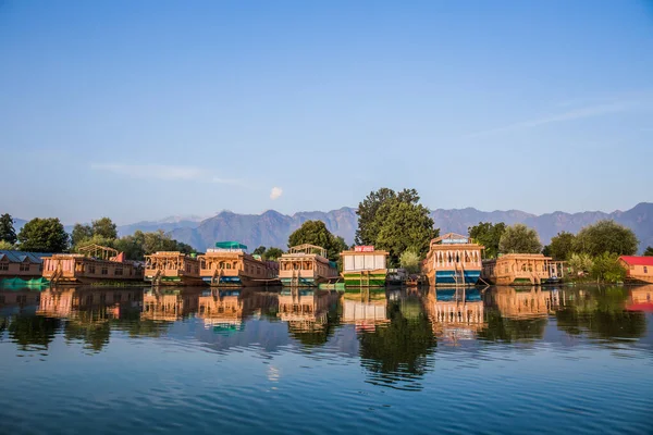 Tekneler, Dal Gölü 'ndeki lüks oteller, Srinagar, Hindistan.