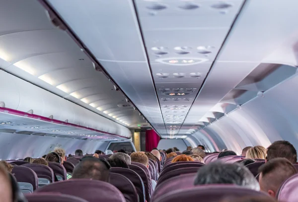 Innenraum Eines Verkehrsflugzeugs Mit Unkenntlichen Passagieren Auf Ihren Sitzen Während Stockbild