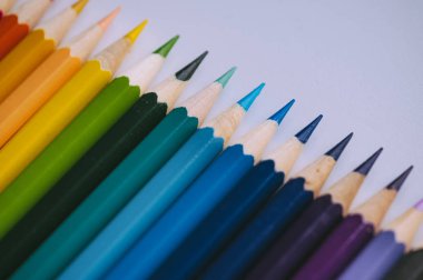 Açık arka planda farklı renkli çizim kalemleri