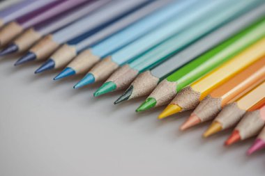 Açık arka planda farklı renkli çizim kalemleri