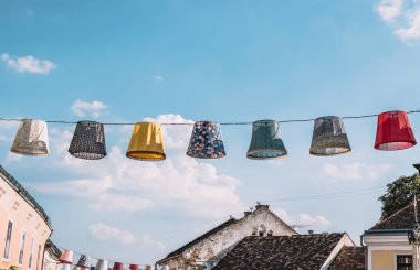 Sokak Dekor, Havada Abajurlar