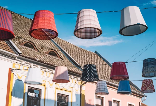 Straßendekoration Lampenschirme Der Luft lizenzfreie Stockfotos