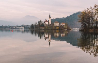 Bled, alplerde güzel sisli göl