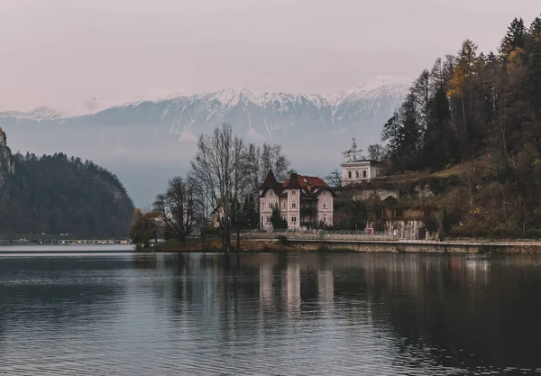 Bled, alplerde güzel sisli göl