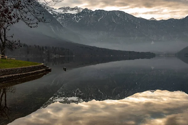 Bohinj, alplerde güzel sisli göl