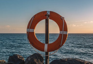 Cennette gün batımı, yaşam kuşağı ile güzel okyanus manzara, altın saat