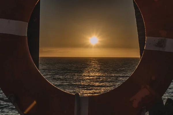 Sonnenuntergang Paradies Wunderschöne Meereslandschaft Mit Rettungsgürtel Goldene Stunde Stockbild