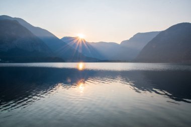 Hallstatt, Alpler ile çevrili Gölü üzerinde gündoğumu