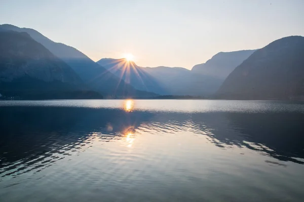 Hallstatt, Alpler ile çevrili Gölü üzerinde gündoğumu