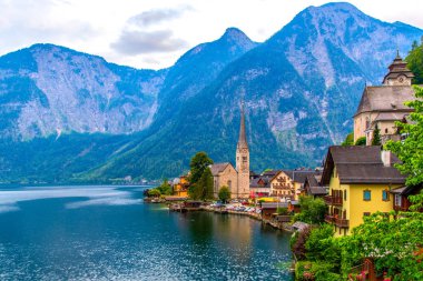 Günbatımında bir dağ Gölü kıyısında Hallstatt alp şehrin görünümü