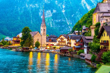 Günbatımında bir dağ Gölü kıyısında Hallstatt alp şehrin görünümü