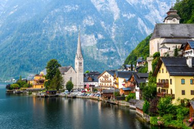 Hallstatt alp kasabası görünümünü bir dağ Gölü kıyısında