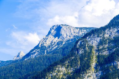 Mountain view arka planda gökyüzü ve bulutlar