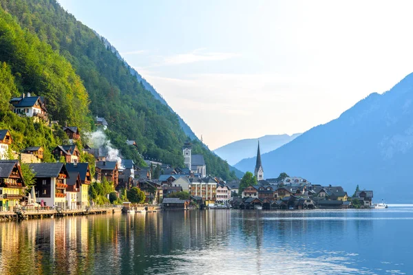 Şafakta bir dağ Gölü kıyısında Hallstatt alp şehrin görünümü