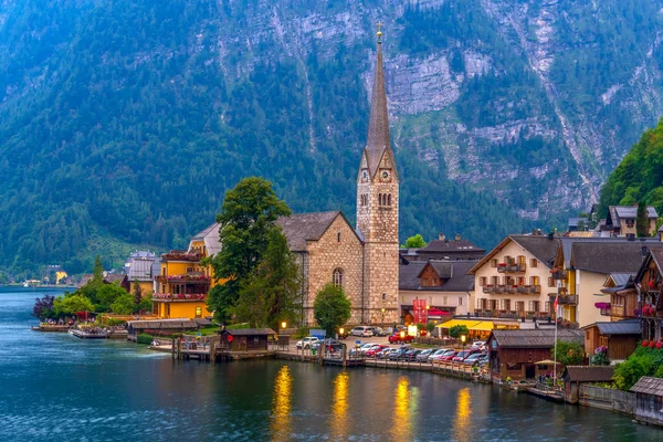 Günbatımında bir dağ Gölü kıyısında Hallstatt alp şehrin görünümü