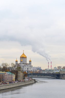 Katedrali, İsa'nın kurtarıcı, köprü, dolgu ve bacalardan bulutlu gökyüzü karşı yükselen duman ile.