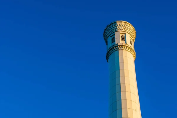 Mavi Gökyüzüne Karşı Caminin Minaresi Kavram Minimalizm — Stok fotoğraf