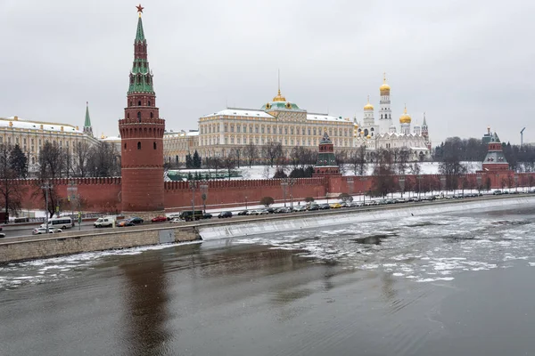 크렘린과 얼어붙은 강둑에 교회의 — 스톡 사진