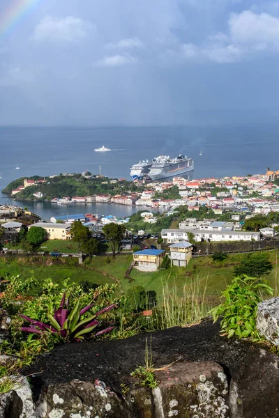 Vista Cidade Aconchegante Beira Mar Mar Tropical Nebuloso Com Navios — Fotografia de Stock