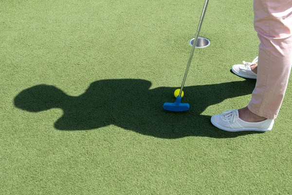 Vrouw Van Middelbare Leeftijd Golfen Kunstgras — Stockfoto