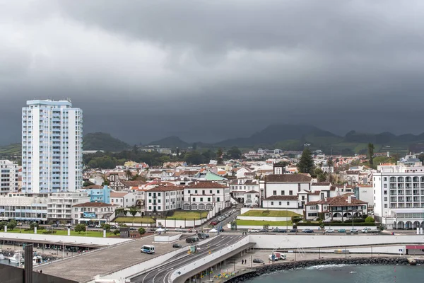 Vista Mar Cidade Beira Mar Partir Orla Primeiro Plano Montanhas — Fotografia de Stock