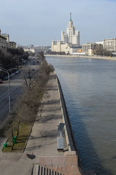 Stalin gökdelenine bakan Moskova nehri dolgusu