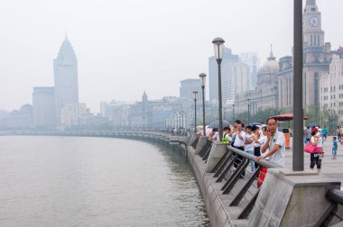 Şangay, Çin - Haziran 2013: Turistler Şangay rıhtım boyunca yürümek