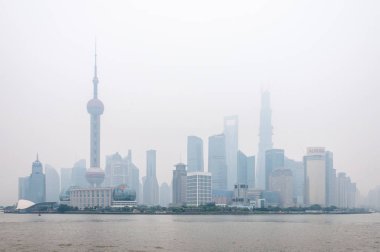 Şangay, Çin - Haz 2013: Sis Şangay gökdelenler üzerine düştü