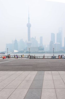 Şangay, Çin - Haziran 2013: Turistler Şangay rıhtım boyunca yürümek