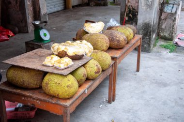 Beihai, Çin - Haz, 2013: Beihai, Çin'de eski şehir caddesinde yerel meyve ticareti.